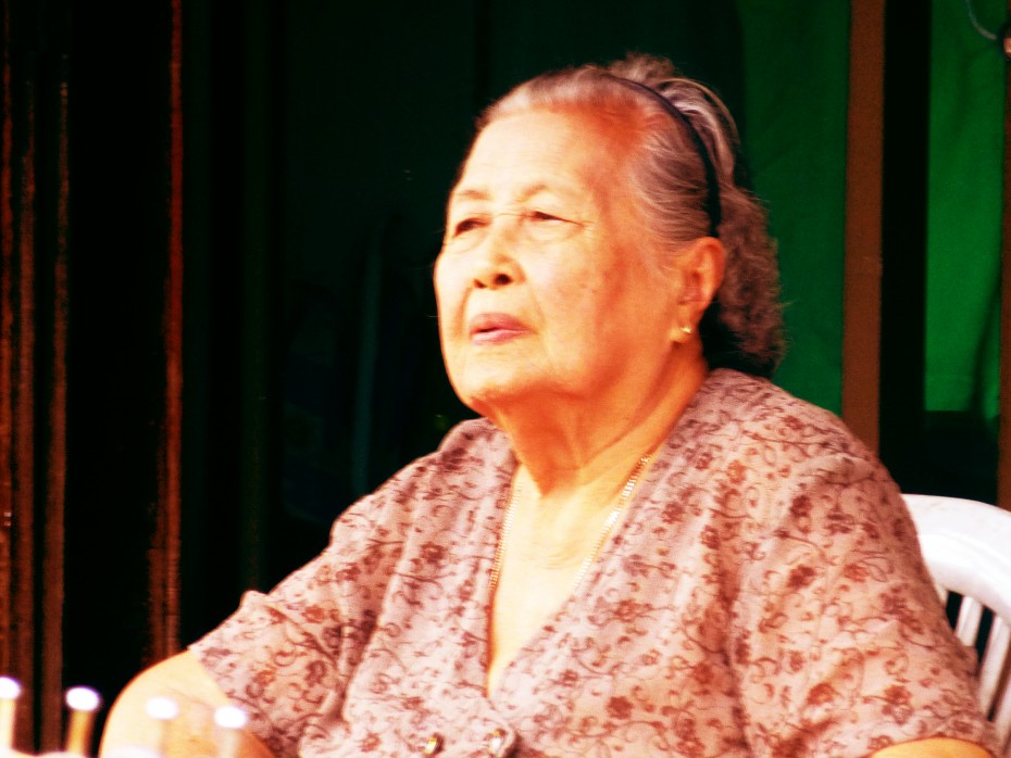 Vieille femme sur Thanon Talad Kao à Thong Sala