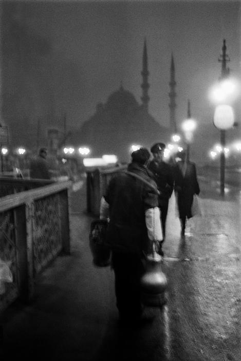 Vendeur de salep dans la lumière du matin - Vieux pont de Galata - Istanbukl - 1957