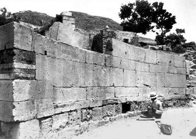 L'archéologue Federico Halbherr devant le mur du Code de Gortyne vers 1900
